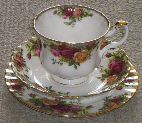 ROYAL ALBERT  "OLD COUNTRY ROSES"  TRIO