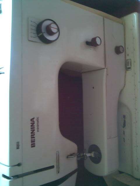 BERINA 807 OR 817 SEWING MACHINE WITH CASE