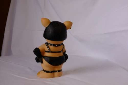 interesting!!! Kinky piggy figurine.