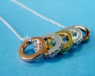STUNNING 5 RING FRIENDSHIP/LOVE NECKLACE