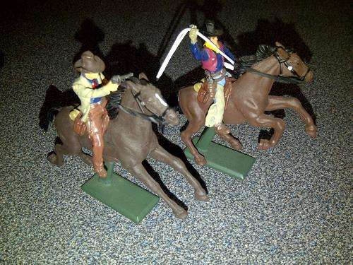 BRITIANS LTD HANDPAINTED TOY SHOLDERS: SET OF TWO WILD WEST COWBOYS ON HORSEBACK
