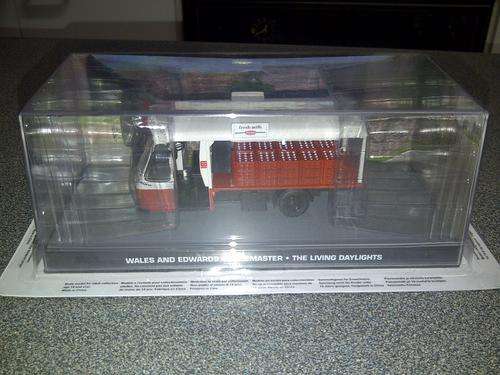 JAMES BOND COLLECTION 1:43: NO. 130 WALES AND EDWARDS RANGEMASTER MILK FLOAT - THE LIVING DAYLIGHTS