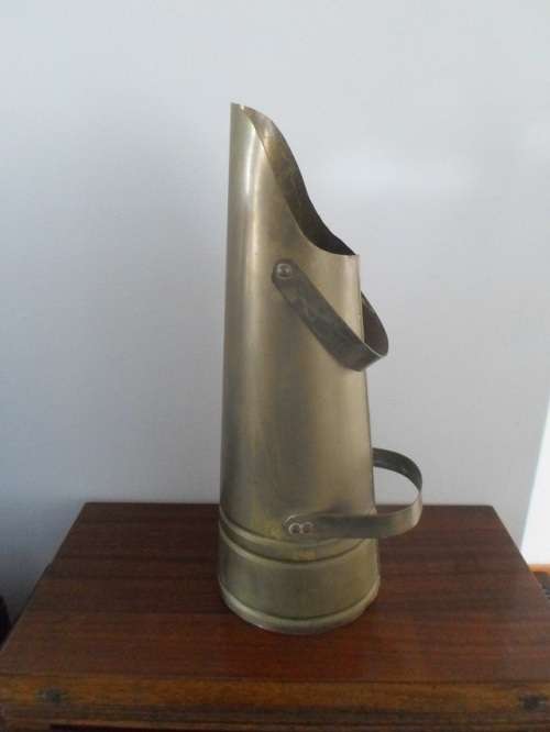 SOLID BRASS SKUTTLE HEIGHT 52.5CM WIDTH ACCROSS BOTTOM 20CM SEE PICS