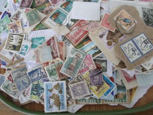 1000 X WORLD USED STAMPS ON PAPER SEE PICS!!!