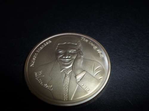 MANDELA SIGNED BRONZE UNCIRCULATED COIN 1994 -1999 IN PLASTIC HOLDER SCARCE ITEM SEE PICS!!!!!