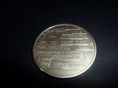 MANDELA SIGNED BRONZE UNCIRCULATED COIN 1994 -1999 IN PLASTIC HOLDER SCARCE ITEM SEE PICS!!!!!