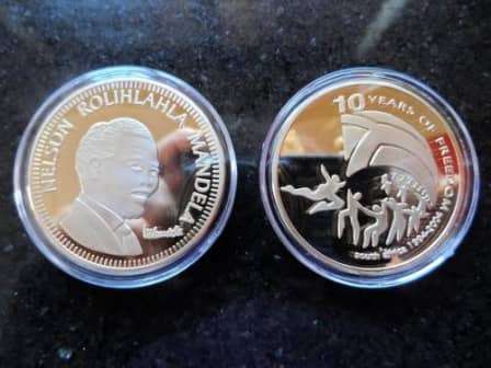 MANDELA GOLD PLATED COIN 10 YEARS OF FREEDOM UNCIRCULATED IN PLASTIC CAPSULE SEE PICS!!!