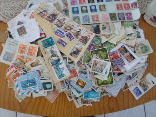 750 X WORLD STAMPS ON PAPER SEE PICS