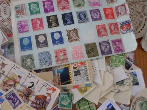 750 X WORLD STAMPS ON PAPER SEE PICS