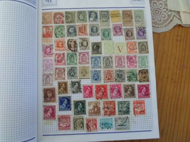 ALBUM  MIXED 932 WORLD STAMPS USED GOOD VALUE NOT ALL PAGES SCANNED SEE PICS