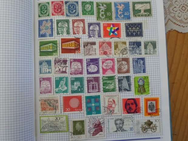 ALBUM  MIXED 932 WORLD STAMPS USED GOOD VALUE NOT ALL PAGES SCANNED SEE PICS