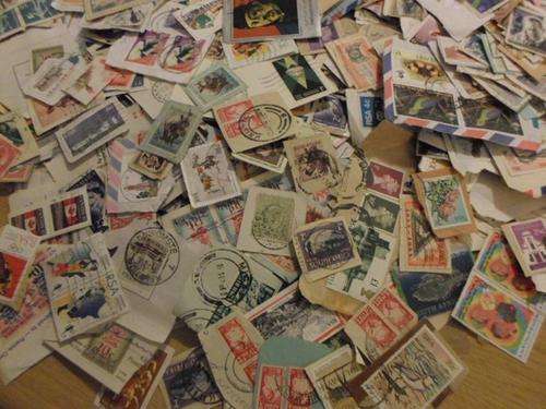 1000 PLUS WORLD STAMPS ON PAPER SOME DUPLICATES VERY GOOD VALUE HERE SEE PICS!!