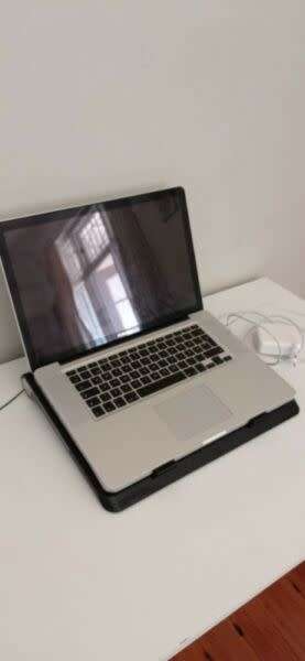 MacBook Pro 15-Inch Core i7 (Early 2011) - 2.2 GHz + MagSafe Charger
