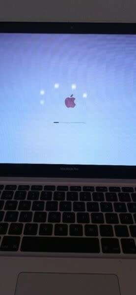 MacBook Pro 15-Inch Core i7 (Early 2011) - 2.2 GHz + MagSafe Charger