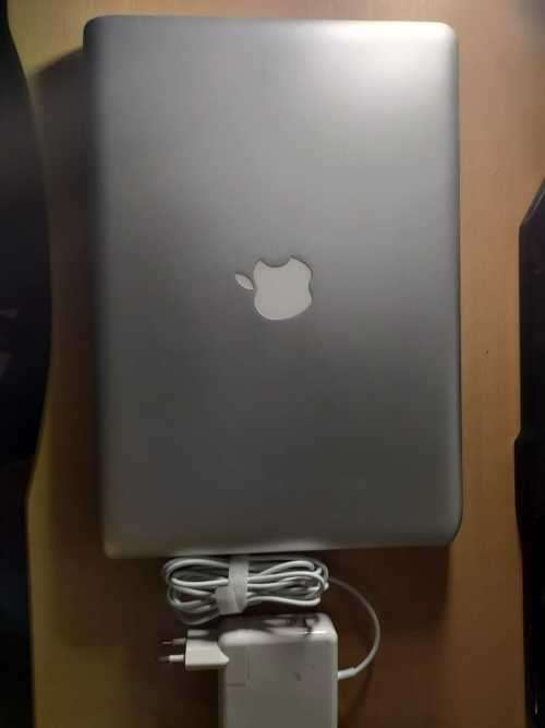 MacBook Pro 13-Inch `Core i5` 2.3 Early 2011 + MagSafe Charger