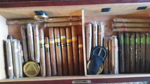 Cigar display case/humidor + Extras