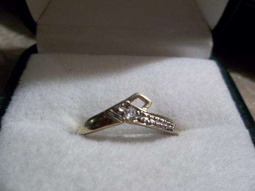 Beautiful solid 9ct gold ring with small cubic zirconuim stone in the middle ring size 6.5