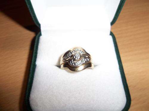 Beautiful solid 9ct gold wedding ring with a small diamond size 6 ***(R60 shipping cost)***