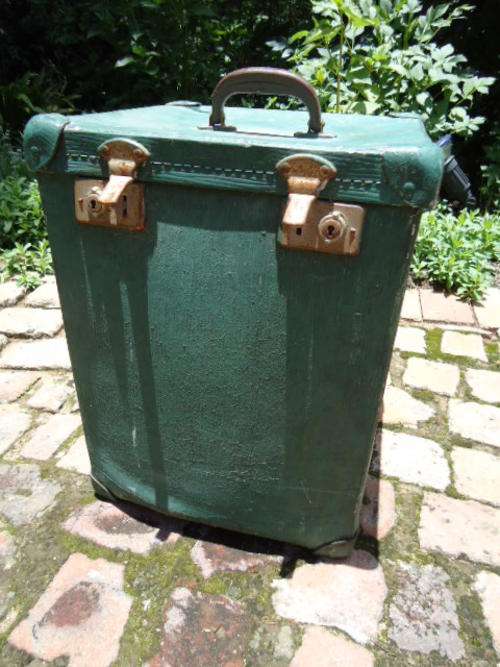 very old suitecase / Hat box style