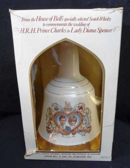 *** Boxed Charles and Diana Bell's whiskey wade decanter - Empty ***