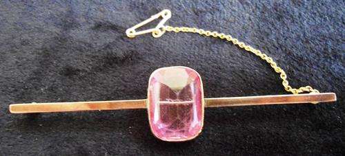 ***Elegant vintage gold bar brooch with a pink(chrystal?)***