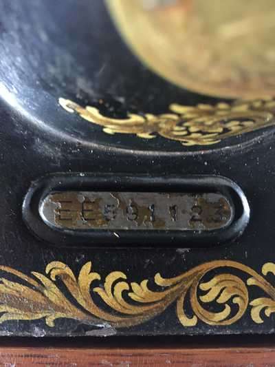 VINTAGE - SINGER SEWING MACHINE