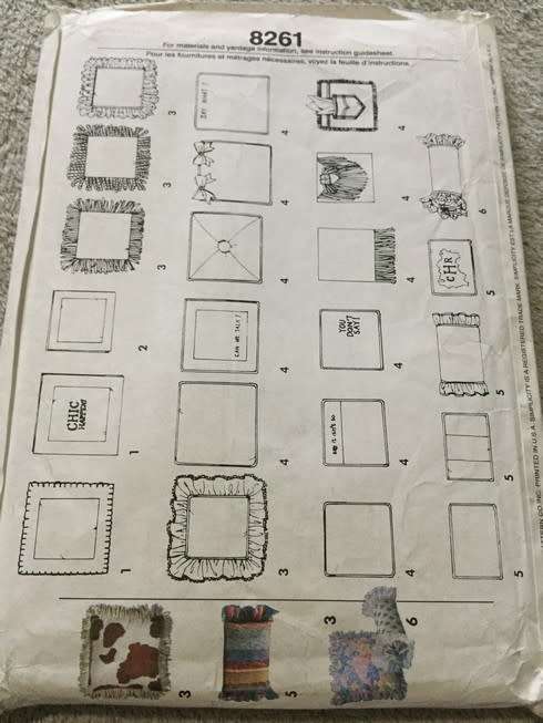 PATTERN SIMPLICITY 8261 (UNUSED) - SCATTERED PILLOWS