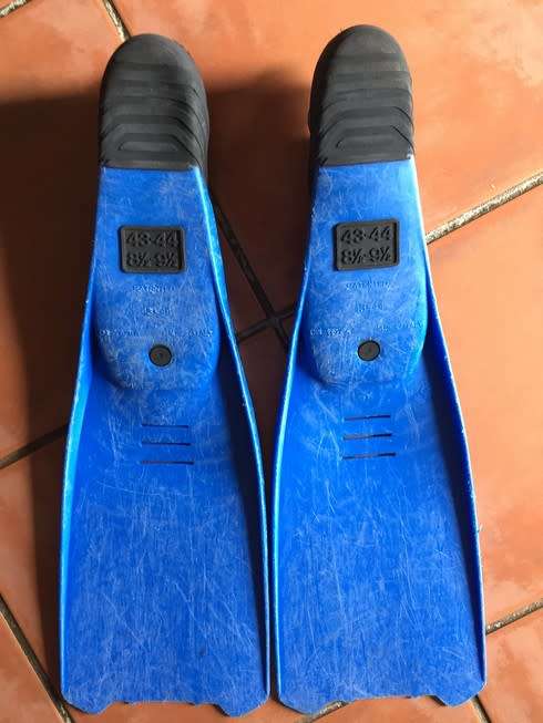 SCUBA FINS (MARES SIZE 8.5 - 9.5)