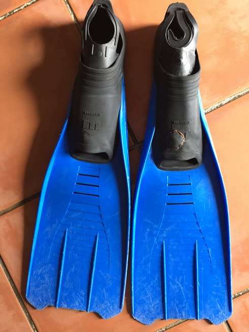 SCUBA FINS (MARES SIZE 8.5 - 9.5)
