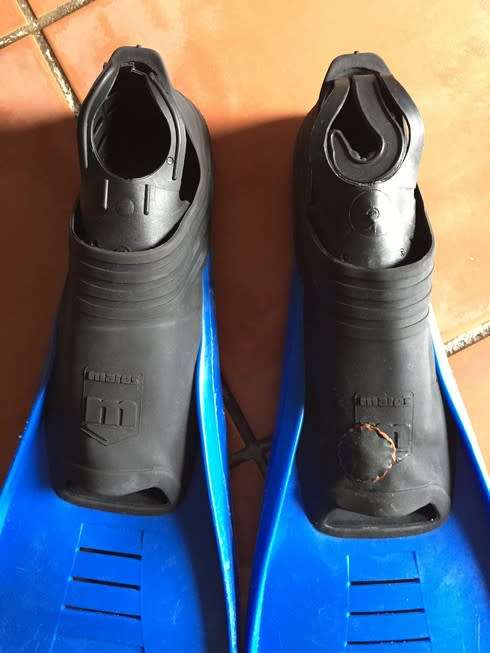 SCUBA FINS (MARES SIZE 8.5 - 9.5)