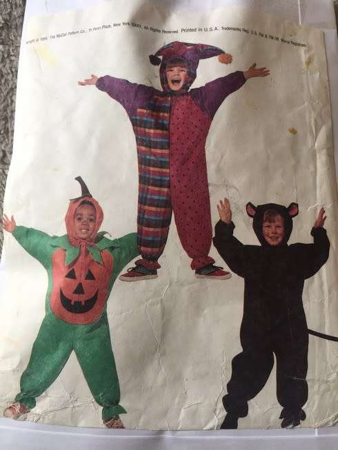 PATTERN MCCALL'S 7223 (COSTUMES) - HALLOWEEN HOP (CHILDREN SIZE 6/7/8)