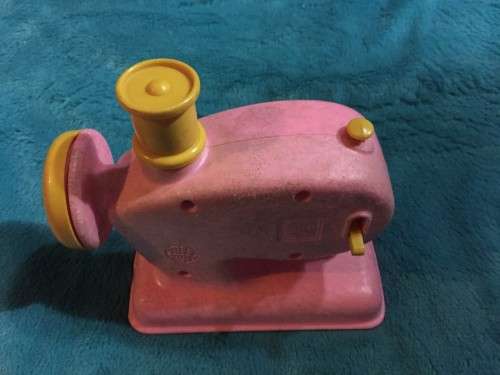 VINTAGE 1972 MATTEL PINK TUFF STUFF TOY SEWING MACHINE (IN WORKING CONDITION)