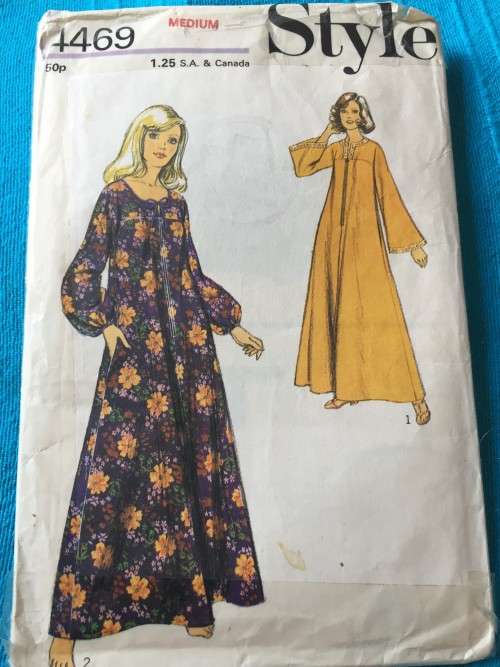 PATTERN STYLE 4469*1973 (VINTAGE) - LEISURE GOWN (SIZE MEDIUM)