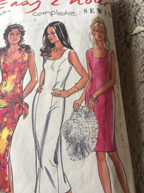 PATTERN NEW LOOK 6207 (COMPLETE) - DRESSES (SIZE 6-16)