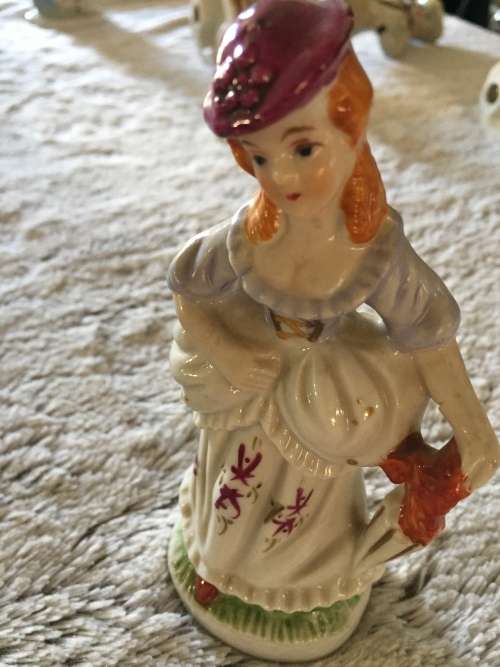VINTAGE `THE LEONARDO COLLECTION` - VICTORIAN LADY (14.5 CM)