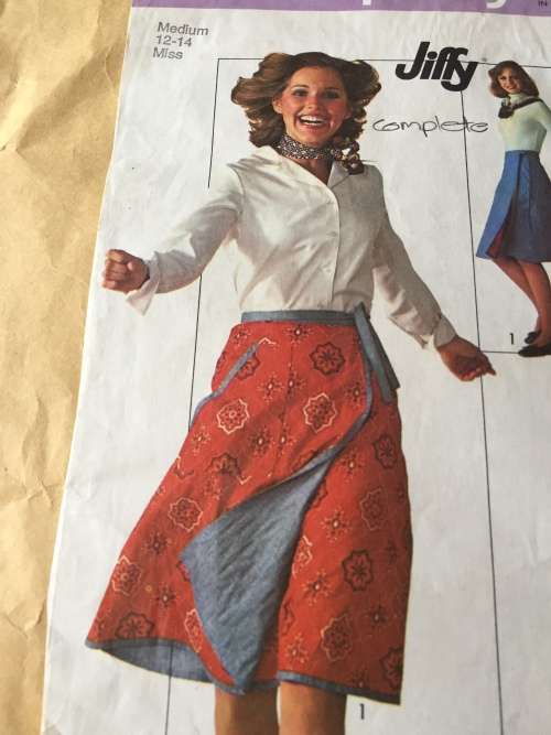 PATTERN SIMPLICITY 7699 (VERY VINTAGE, COMPLETE) - FRONTWRAP REVERSIBLE SKIRT (SIZE 12-14)