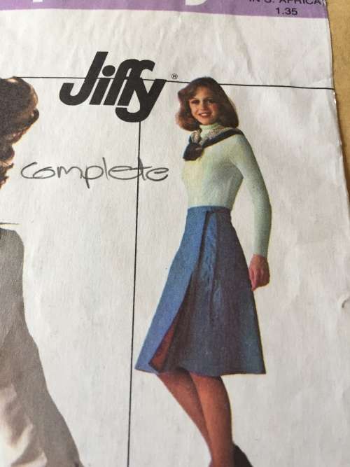 PATTERN SIMPLICITY 7699 (VERY VINTAGE, COMPLETE) - FRONTWRAP REVERSIBLE SKIRT (SIZE 12-14)