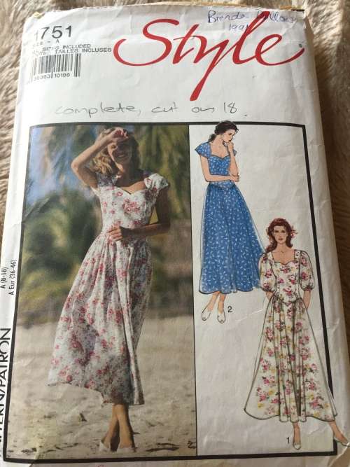 PATTERN STYLE 1751 (COMPLETE, CUT ON 18) - DRESSES (SIZE 8-18)