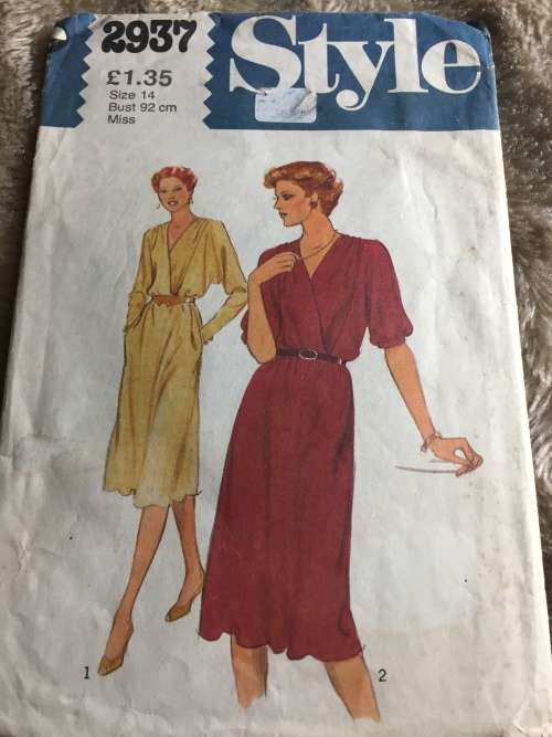 PATTERN STYLE 2937*1979 (VINTAGE, TIDY PATTERN) - DRESSES (SIZE 14)
