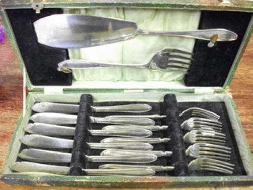 SILVER PLATED FISH SET WITH SERVERS INCLUDED
