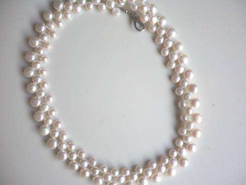 Freshwater pearl necklace with clasp.