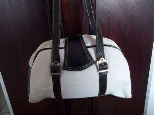 **Stunning 100%  Genuine leather SMALLER Hand Bag in  BLACK&WHITE. Great modern style, made to last!