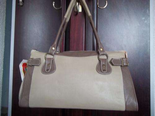 **ONLY 1*NEW ARRIVALS***Stunning 100%  Genuine leather  Hand Bag in  CREAM . A great buy!.