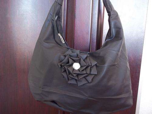**Gorgeous ladies hand bag in BLACK. Trendy and fashionable. A great Buy!
