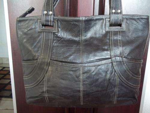**ONLY ONE**NEW ARRIVAL**stunning 100%  Genuine leather LARGE TRAVEL/HAND Bag in BLACK.