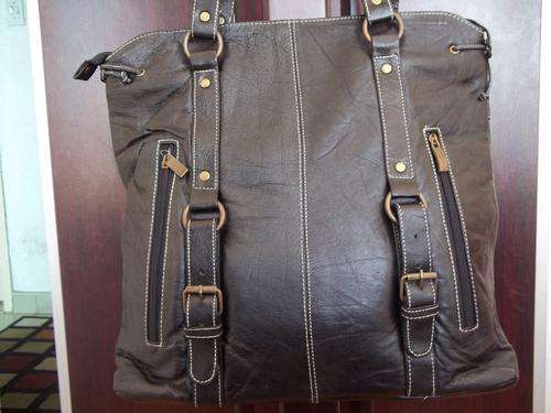 ****Stunning 100%  Genuine leather  Hand Bag in  BLACK. Great modern style, made to last!