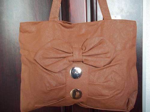 **Beautiful ladies Soft leather look hand bag in BROWN!. Great everyday hand bag.