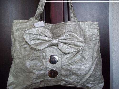 **Beautiful ladies Soft leather look hand bag in silver gold !. Great everyday hand bag.