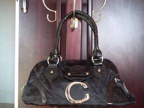 **Gorgeous ladies hand band in BLACK. Trendy and fashionable. A great Buy!