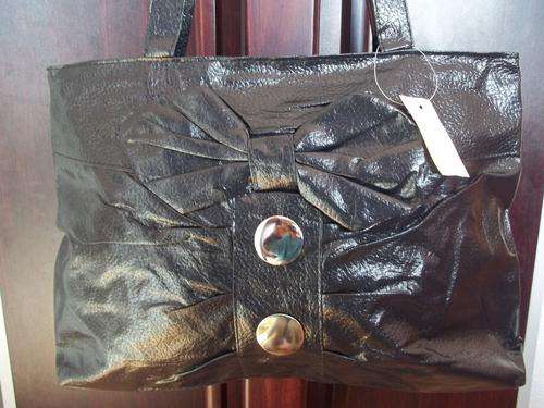 **Beautiful ladies Soft leather look hand bag in BLACK !. Great everyday hand bag.